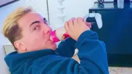 Cristian Castro aún disfruta del biberón: también quiere lanzar una línea del producto para adultos