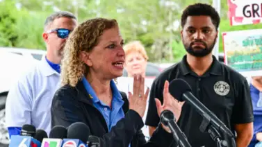 Congresistas visitan Alligator Alcatraz: Hay 750 humanos en jaulas y algunos sin antecedentes penales Congresistas visitan Alligator Alcatraz: Hay 750 humanos en jaulas y algunos sin antecedentes penales