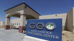 hombre-protesta-en-centro-detención