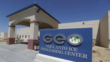 hombre-protesta-en-centro-detención hombre-protesta-en-centro-detención