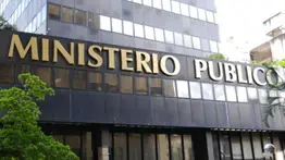 Solicitaron 10.000 dólares : Ministerio Público ordena aprehensión de exfiscal y abogada