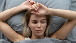 Despídete del insomnio con un efectivo remedio casero a base de manzanilla