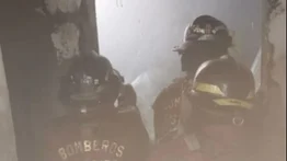 Reportan el incendio de una vivienda en Lomas de Urdaneta: se extrajeron cuatro bombonas de gas y un canino