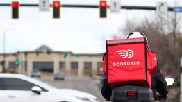¿Pensando en trabajar en DoorDash? Estos son los requisitos si eres migrante
