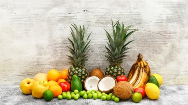 Desde carbón vegetal hasta rellenos de almohadas: las cáscaras de esta fruta no son basura, sino un inmenso tesoro