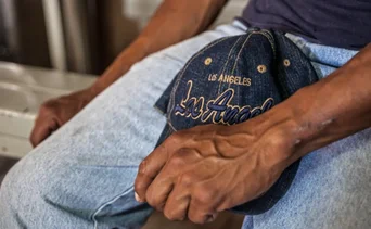 Los Ángeles otorgará tarjetas de efectivo a inmigrantes afectados por el ICE: sepa cómo calificar