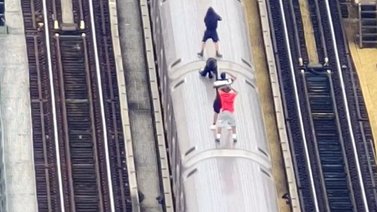 Peligrosa tendencia: captan a adolescentes mientras “surfean” sobre el techo de un tren en Nueva York
