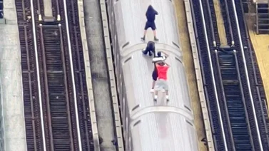 Peligrosa tendencia: captan a adolescentes mientras “surfean” sobre el techo de un tren en Nueva York
