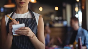 “Solo trabajé cuatro horas”: mesera en Florida revela cuánto ganó en propinas en un sábado