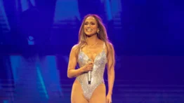 En video: fanaticada pide a Jennifer Lopez hablar español en pleno concierto