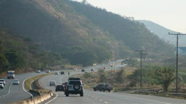 Camión cargado de baterías se vuelca en la autopista Valencia - Puerto cabello