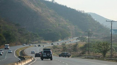 Camión cargado de baterías se vuelca en la autopista Valencia - Puerto cabello
