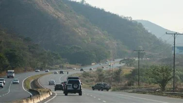 Camión cargado de baterías se vuelca en la autopista Valencia - Puerto cabello
