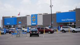 Padre abandona a su bebé en un baño de Walmart: el infante fallece en un hospital