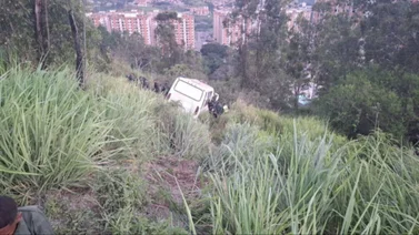Autobús de la GNB cae por un precipicio en la Autopista Regional del Centro: al menos 29 efectivos heridos