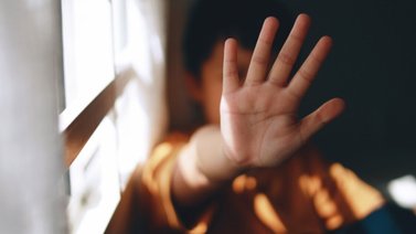 Padres mantenían a su hijo de siete años encerrado en un closet: el menor presenta un grave estado de desnutrición