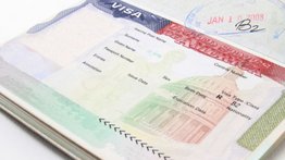 Cuatro policías detenidos por fraude con visas especiales: falsificaban reportes de robos para venderlos a inmigrantes