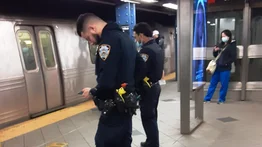 Hombre es detenido por ataque racista en el Metro de Nueva York: agrede a pasajero con una cadena de metal