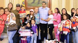 En imágenes: así fue el emotivo reencuentro de siete niños repatriados desde EEUU con sus padres en el Palacio de Miraflores