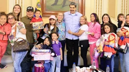 En imágenes: así fue el emotivo reencuentro de siete niños repatriados desde EEUU con sus padres en el Palacio de Miraflores