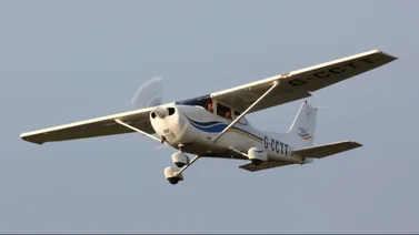 ¡Tensión aérea! Avioneta aterriza de emergencia en la autopista La Verota
