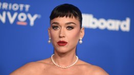 ¡Aterrador! Katy Perry casi cae de las alturas al presentar falla técnica durante un concierto: mira el video