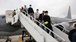 ¡De vuelta en casa! Más 100 migrantes colombianos regresan en vuelo de deportados desde EEUU