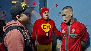 ¡Insólito! "El Chapulín Colorado" captura delincuentes en Perú