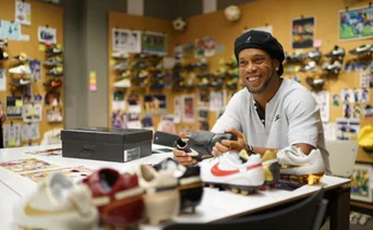Ronaldinho revive su magia con Nike: así es el nuevo “Touch of Gold” estilo urbano