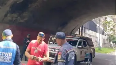 Un hombre cae desde el puente Anauco en Caracas: fue trasladado al Pérez Carreño Un hombre cae desde el puente Anauco en Caracas: fue trasladado al Pérez Carreño