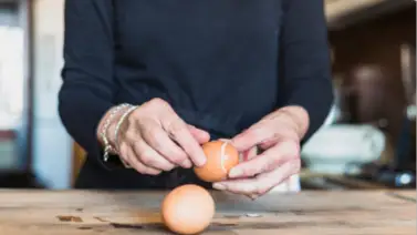 Esta es la forma más fácil y rápida para quitar la cáscara al huevo: el secreto de los mejores chef con solo dos ingredientes muy populares Esta es la forma más fácil y rápida para quitar la cáscara al huevo: el secreto de los mejores chef con solo dos ingredientes muy populares