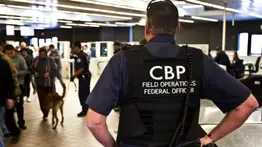 Inmigrante herido es abandonado frente a un hospital tras tiroteo contra agente de CBP: intentó asaltar al funcionario