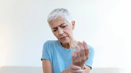 Esta hortaliza de tallo grueso y de gran uso en tus comidas es un milagroso remedio natural contra la osteoporosis: así debes consumirla