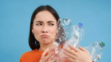 ¿El fin del reciclaje? Prenden las alarmas por la reutilización de las botellas de plástico: esta es la razón médica para evitarlo ¿El fin del reciclaje? Prenden las alarmas por la reutilización de las botellas de plástico: esta es la razón médica para evitarlo