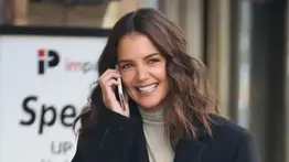 Katie Holmes regresa al mundo del cine: dirige y protagoniza la trilogía “Happy Hours”