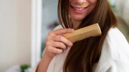 Aprende a usar tu peine: así puedes “domar” a una melena rebelde con los mejores trucos de la alta peluquería
