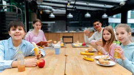 Comida gratis para todos en comedores escolares en el distrito escolar de Asheville