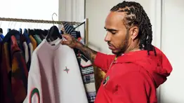 Lewis Hamilton se lanza a la moda: así es su impactante colección con Dior