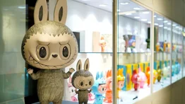 Mujer cae desde el tercer piso de un centro comercial tras riña por un peluche "Labubu": fallece por el fuerte impacto