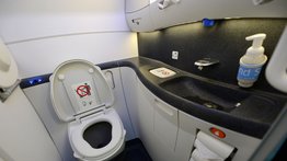 Lo descubrieron cuando grababa a niñas en el baño del avión: fue condenado a más de 18 años de cárcel en Boston
