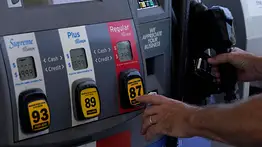 Casi 40 centavos por galón: los impuestos que elevan el precio de la gasolina en Florida