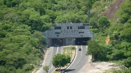 Reportan el incendio de un vehículo en la autopista Caracas-La Guaira: cierran el tránsito en ambos sentidos