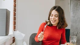 Lo dice médico de la Universidad de Harvard: esta es la cantidad de veces que debes comer para que tengas larga vida