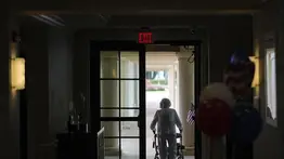 Ancianatos de EEUU se quedan sin empleados: redadas migratorias de Trump afectan asilos para adultos mayores