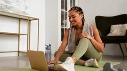 El ejercicio ideal para mayores de 45 años: fortalece piernas y glúteos sin ir al gimnasio