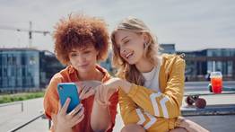 App Tea: la polémica aplicación que ayuda a mujeres a detectar posibles riesgos antes de una cita en EEUU