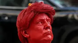 ¡Escándalo en Nueva York! Una alcantarilla, una rata y Trump: así es la escultura que desata polémica en Manhattan