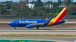 Reportan caída repentina de un vuelo de Southwest Airlines en California: dos azafatas resultaron heridas