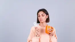 Puedes destruir tu cerebro: alerta con la vitamina que en exceso provoca graves consecuencias a la salud cognitiva