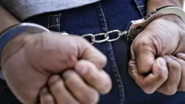 Mata a su suegro por intervenir en una pelea con su pareja: lo golpea en la cabeza con una silla Mata a su suegro por intervenir en una pelea con su pareja: lo golpea en la cabeza con una silla